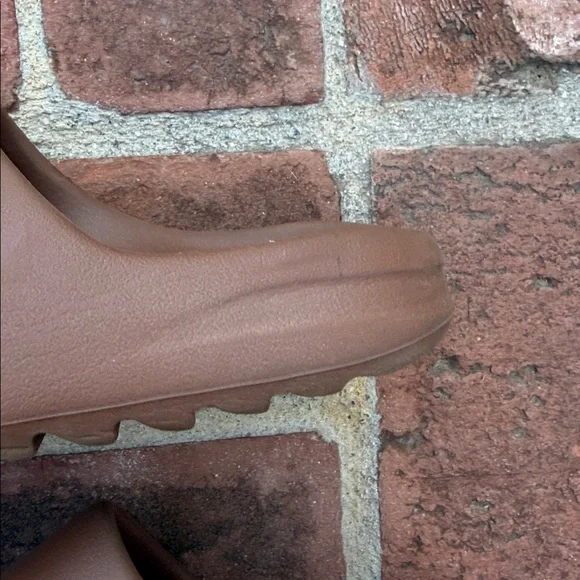 Adidas Yeezy Slide. Women Size 7 . - Picture 14 of 16